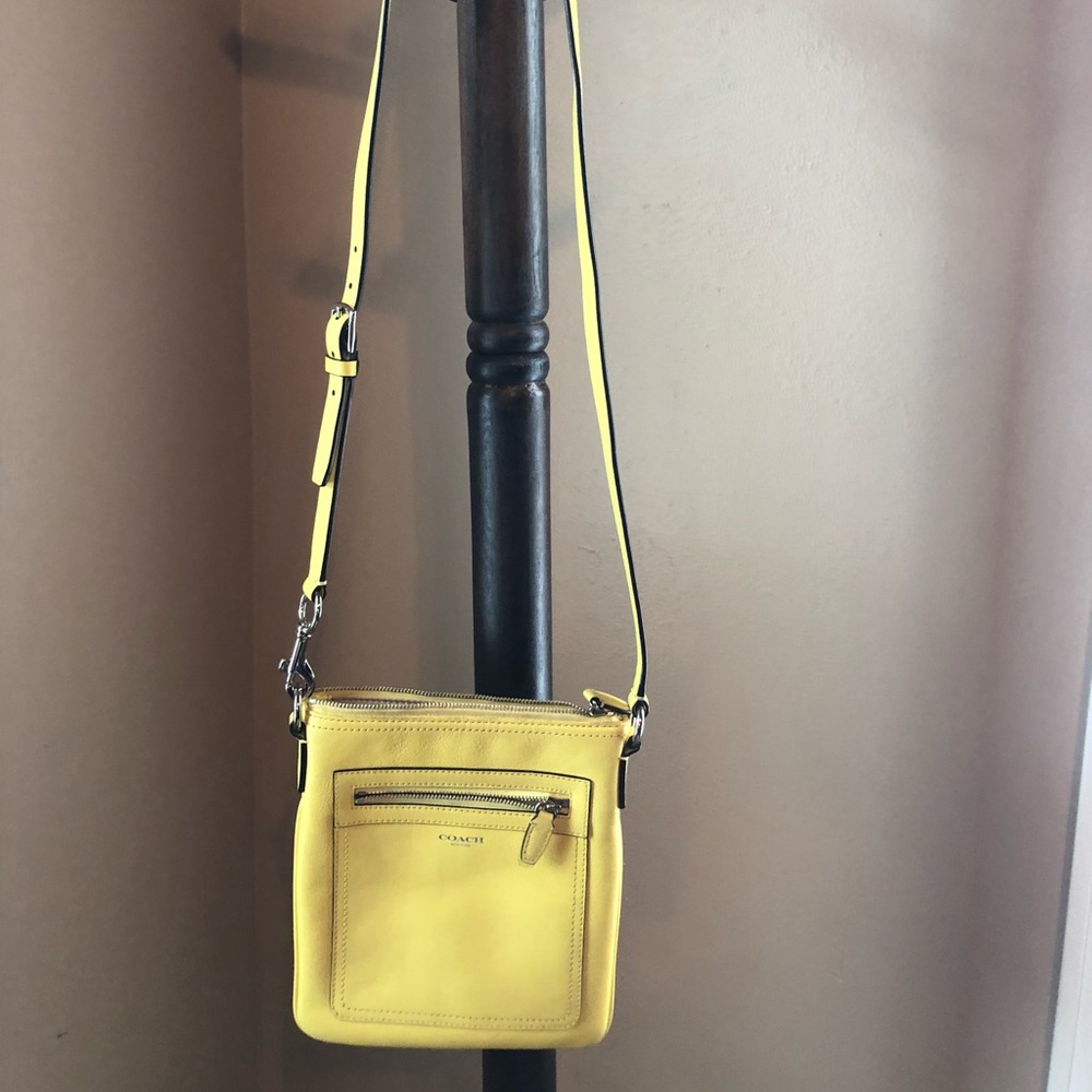 💯 Authentic Coach Cross Body bag